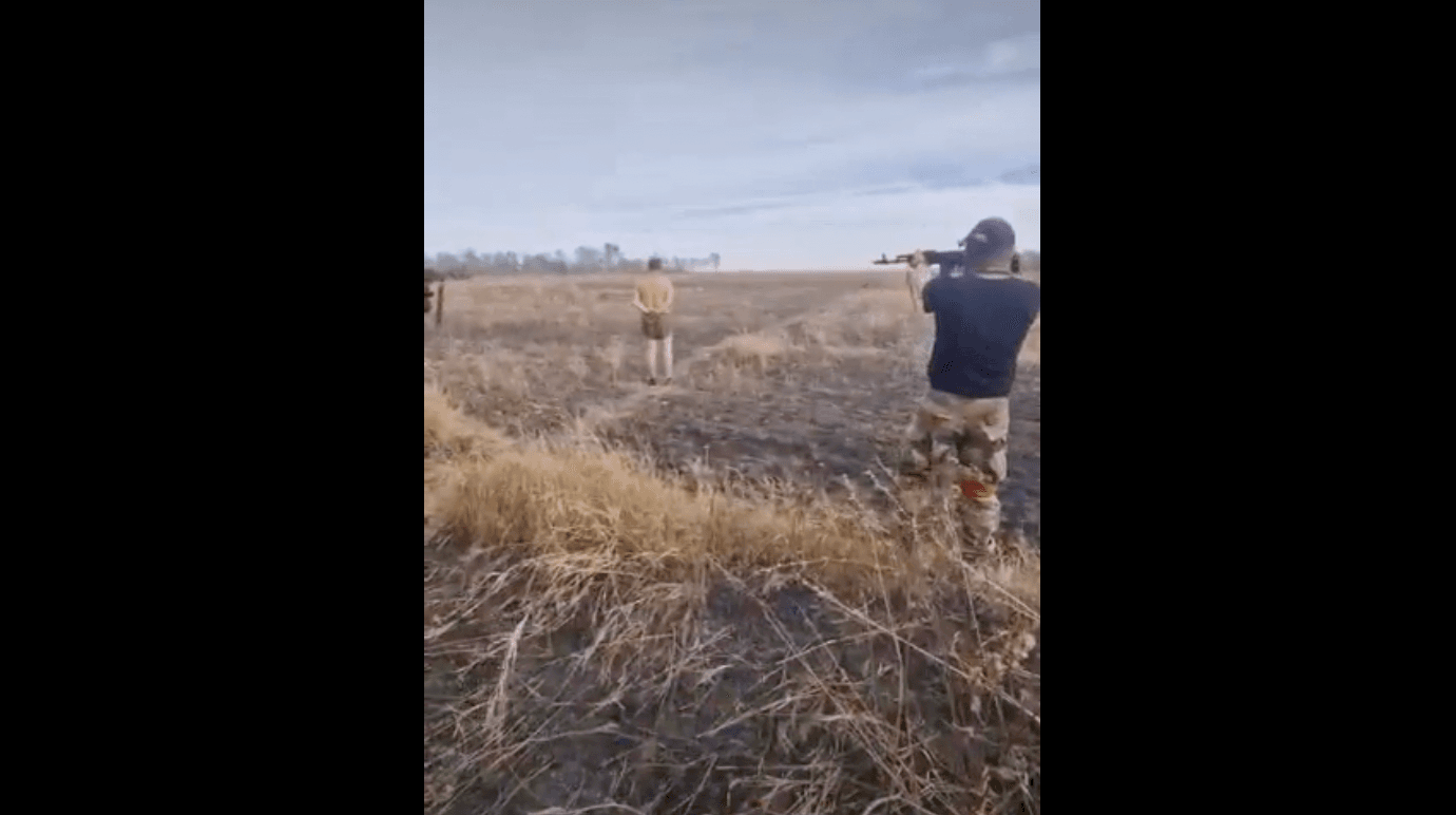 Russian Soldiers Torture and Execute Ukrainian POW (Video)